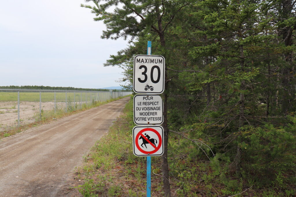 Sentiers-fédérés-quads-pour-ne-pas-tomber-dans-le-panneau-de-la-signalisation